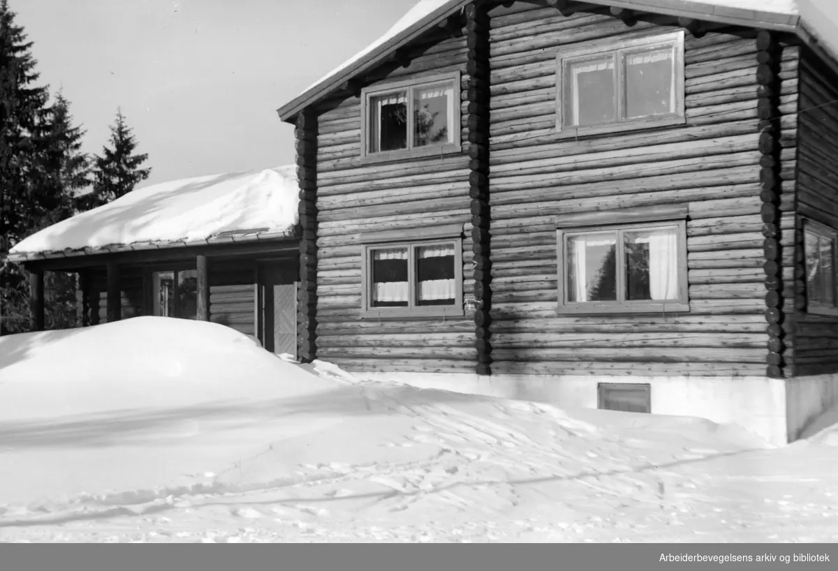 Nordmarka: Nydalen skiklubbs hytte i Lillomarka. Februar 1953