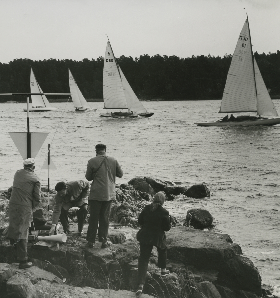 Segelbåtar på Baggensfjärden, Tjustviksholm.
Personer: Valdemar Ahlgren, Werner Rehn, Gunnar Lander