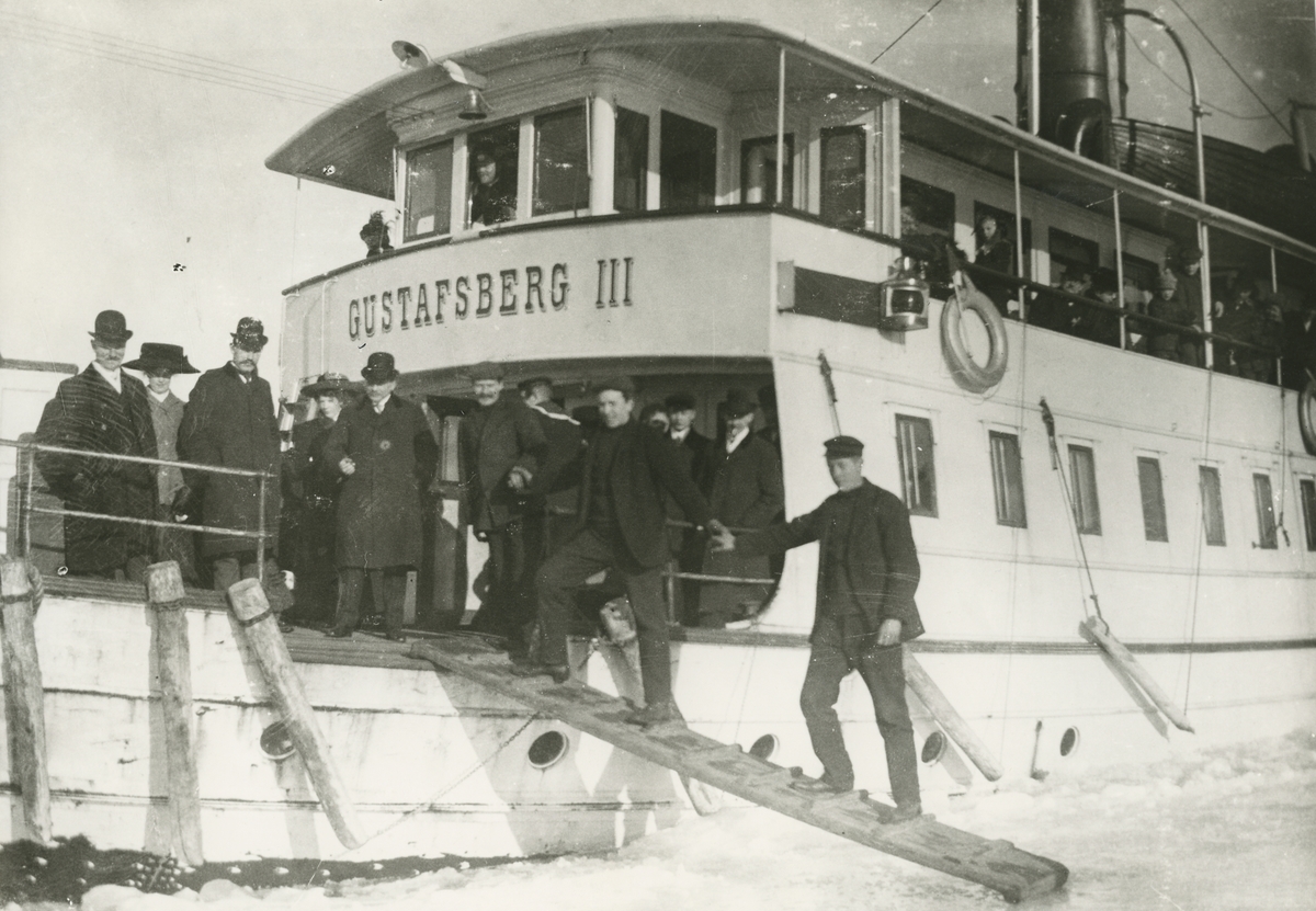 Besättning och passagerare på Gustavsberg III. Troligen kapten Westerberg i styrhytten.