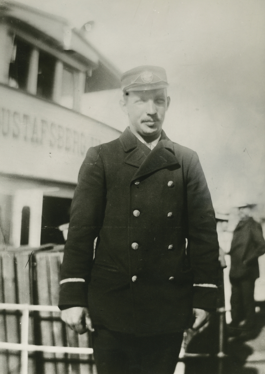 Styrman Öhlander på Gustavsberg III, senare kapten på Ingarö Strand I.
Personer: Öhlander