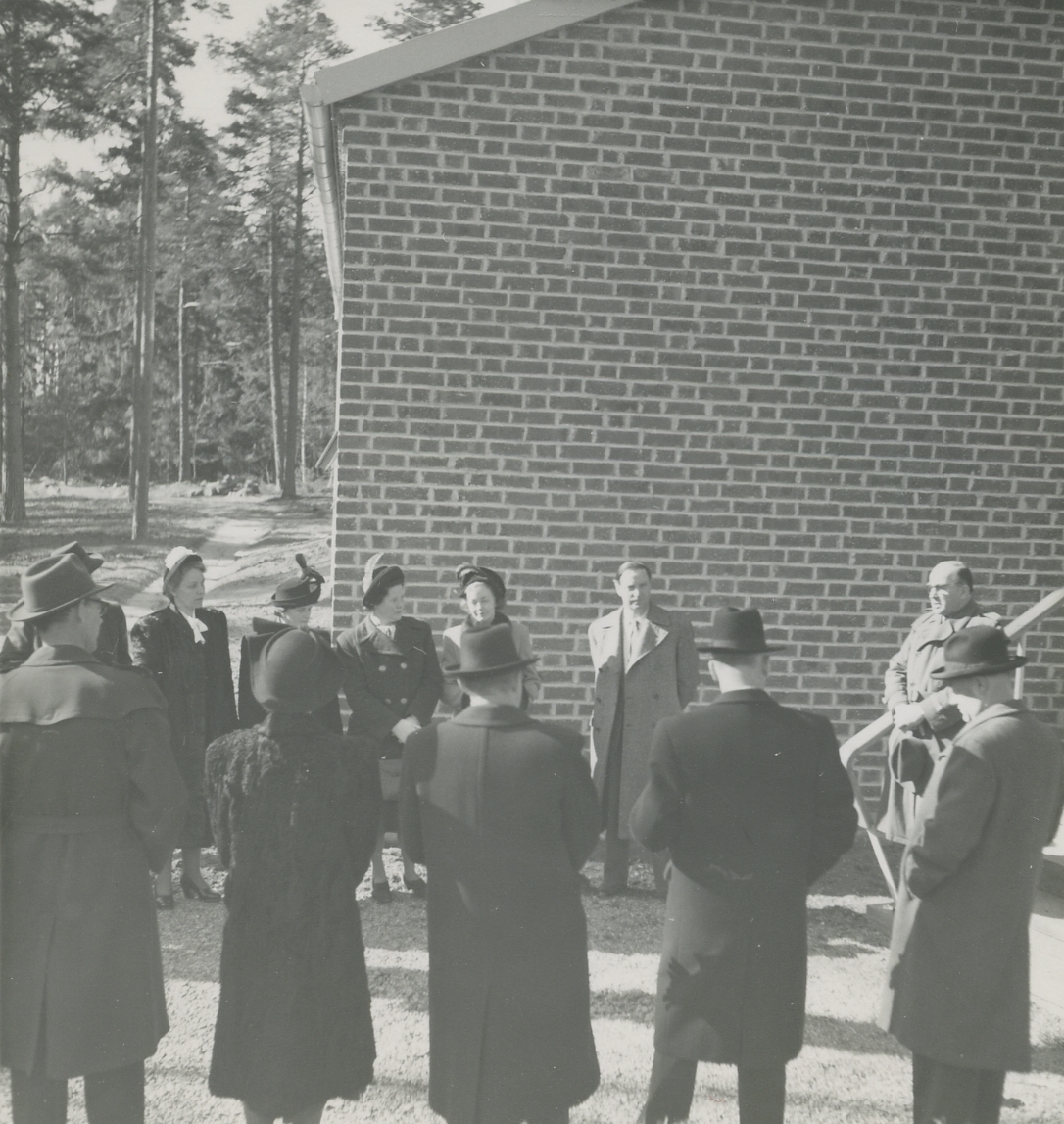 Exteriörbild. Invigning av Landstingets förlossningshem, mars 1949, beläget invid Skogsbo, Adress: <br>Är idag Hälsans Hus.
Personer: okända