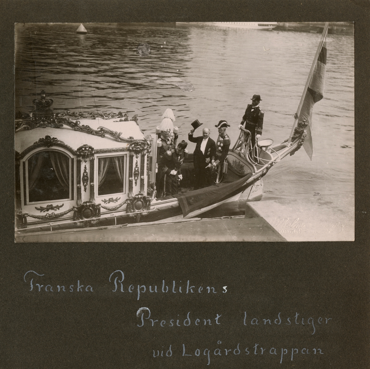 Text i fotoalbum: ” Franska Republikens President landstiger vid Logårdstrappan.”