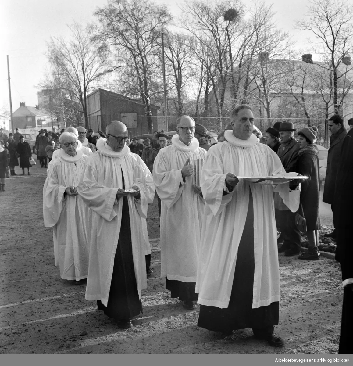 Manglerud: Kirke i julegave til Manglerud menighet..Prosesjon på vei inn i kirken før vigselen. Desember 1963
