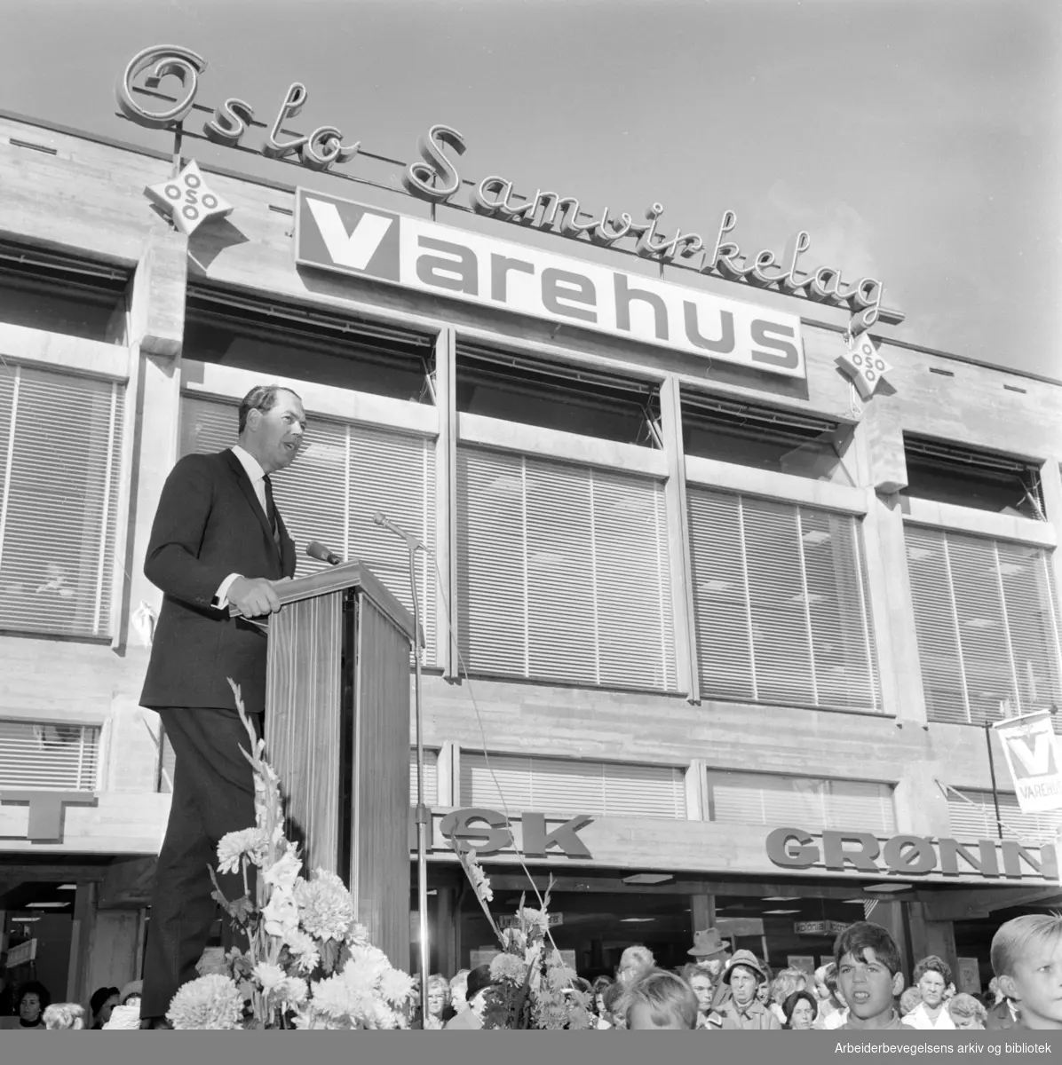 Manglerud: Manglerud senter ble åpnet i går..Obos-direktør Odvar Solberg taler ved åpningen..September 1966