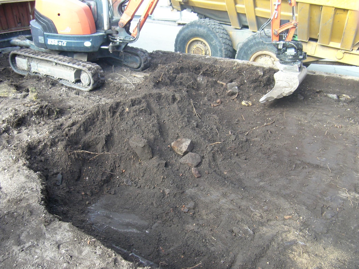 Arkeologisk schaktningsövervakning, i den mittre delen fanns inslag av sten i matjordsfyllning, kvarteret Fartyget, Öregrund, 2018