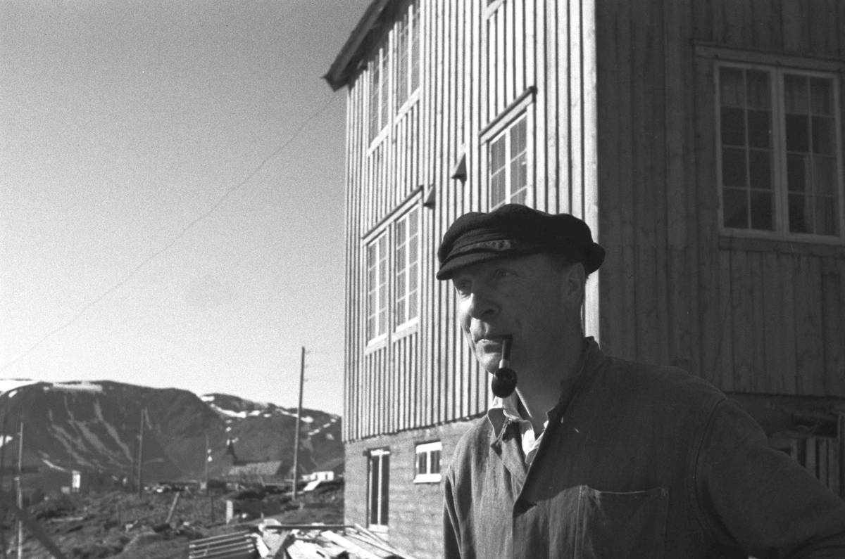 Gjenreisning. Peder Lamøy med pipe utenfor bolighuset sitt i Honningsvåg. 1946/47.