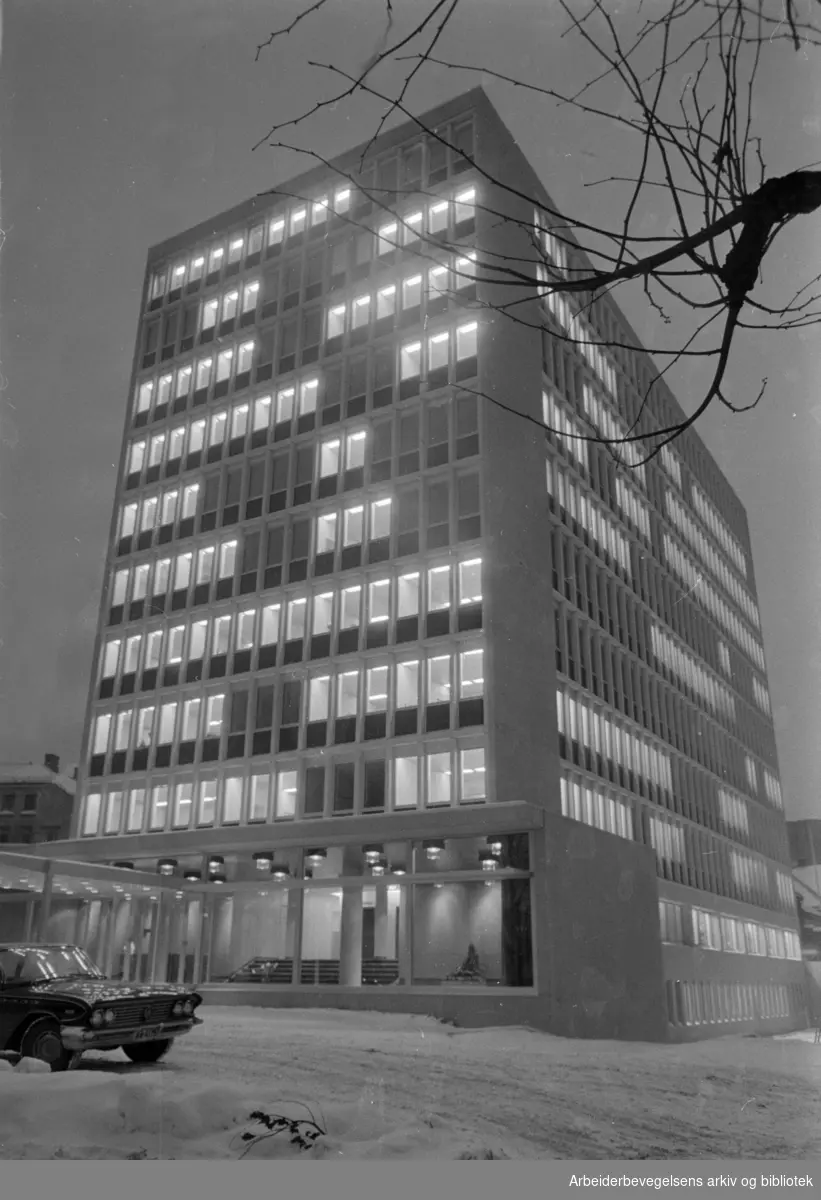 Lilleborg Fabrikker. Den nye Administrasjonsbygningen på Lilleborg Fabrikker. Desember 1966