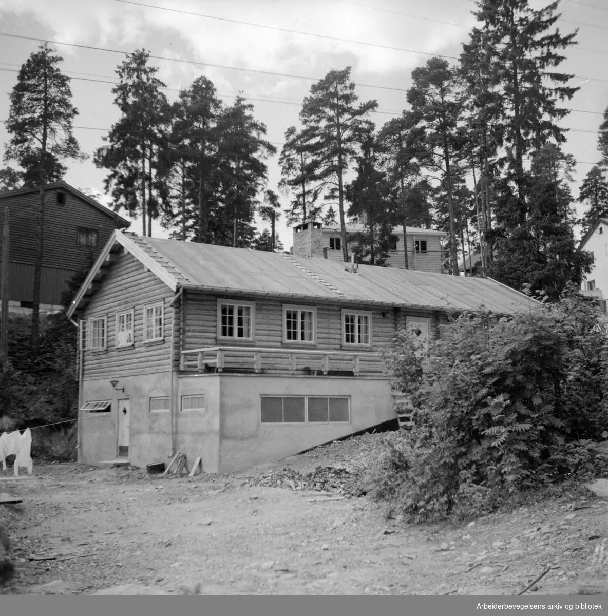 Lofthus: Velferdshus med bad. Juni 1949