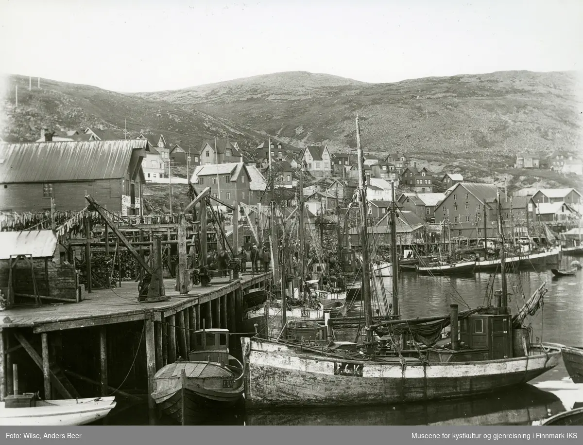 Honningsvåg. Indre havn med bebyggelse, fiskebåter, fiskehjell og kaianlegg. Bilde tatt 29. juni 1928. - (Originalnegativet eies av Norsk Folkemuseum, W 32783*A)