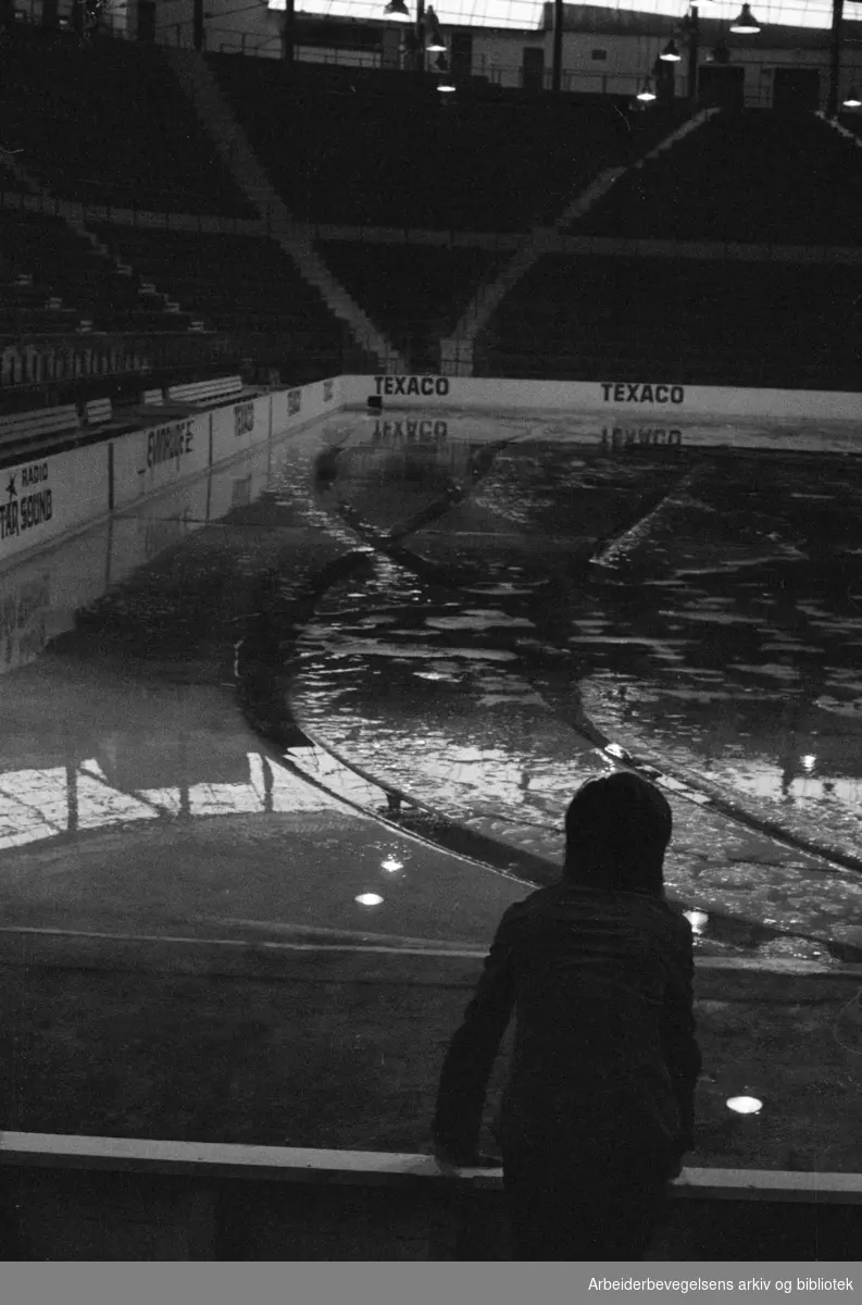 Jordal Amfi. Sommeren har kommet- isen fjernes på Jordal Amfi. April 1976