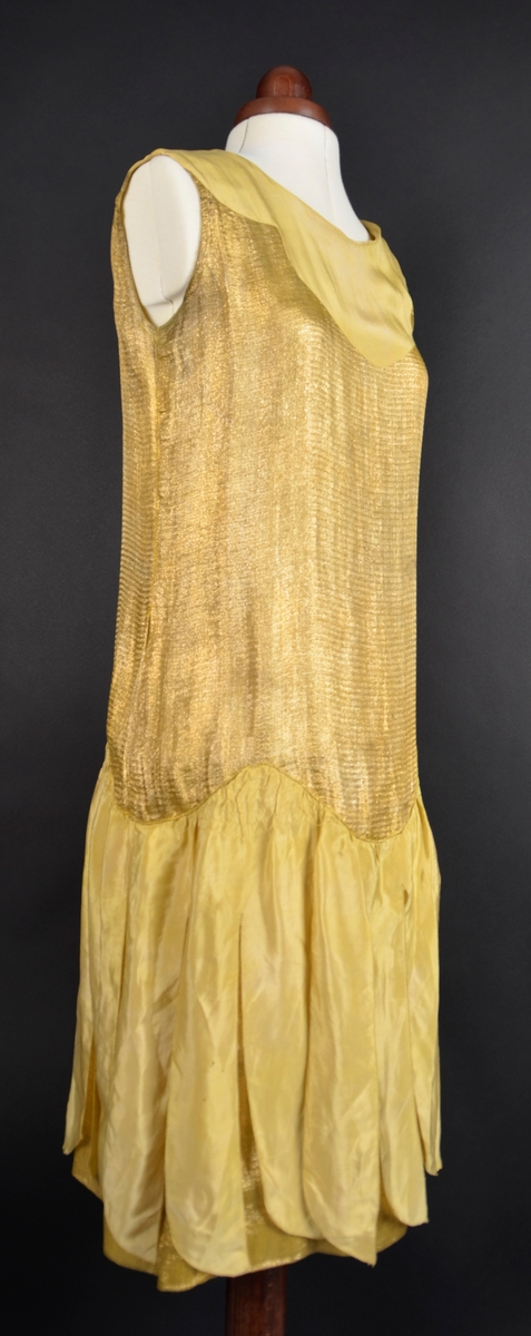 "Charlston-kjole" i gull-lamé og silke med "frynser" nede.