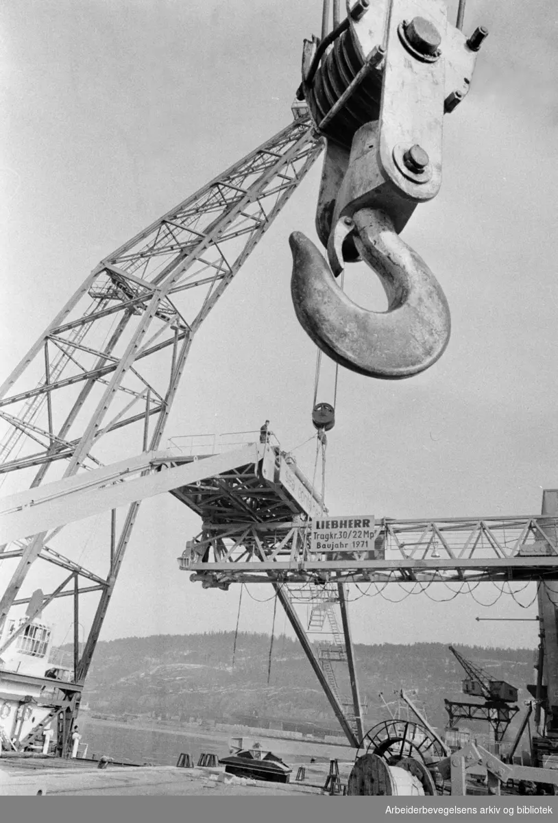 Havna. Oslo havnevesen har montert en containerkran på Nordre Sjursøy kai. Mars 1971