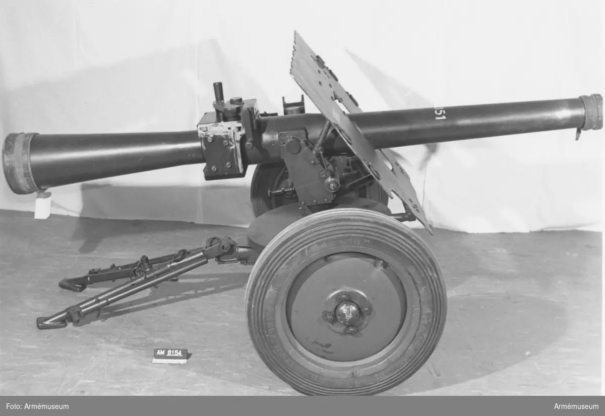 Infanterikanon m/1945, bestående av: 
1 infanterikanon, 2 mynningsfodral av läder.
Vikt med utrustning: 535 kg.
Vikt med bakstycke: 205 kg.
Eldrörslängd: 1480 mm. 
Största skottv: 6500 m. 

Milregnr: 2500 (v 001)( 8051). Eldrör märkt m tre kronor "NS" och Gustav V:s namnchiffer, (5700-4745-B9).