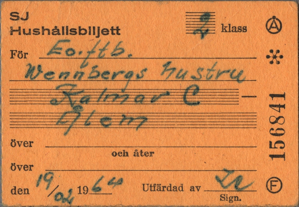 Brun biljett med tryckt text i svart:
"SJ Hushållsbiljett 2 klass
För Eo. ftb. Wennbergs hustru
Kalmar C -Ålem
den 19/02 1964 Utfärdad av [Sign]".
I det övre högra hörnet finns ett "Å" inom en cirkel, under denna en figur som påminner om en stjärna och längst ner står ett "F" inom en cirkel. Mellan ovanstående text står biljettnumret "156841", tryckt på kortsidan.
Ifylld text är handskriven med kulspetspenna på linjerade skrivfält. Baksidan är stämplad "Stins Kalmar C". Det finns en dubblett med samma biljettnummer, datum och resväg som är utfärdad till "Eoftb Wennbergs dotter Britt-Marie".