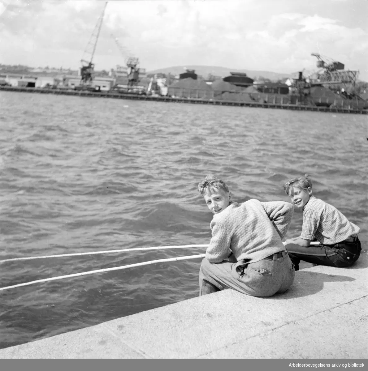 Havn. Bryggefiskere. Tor Levordsen og Tore Hafsengen..Juni 1952
