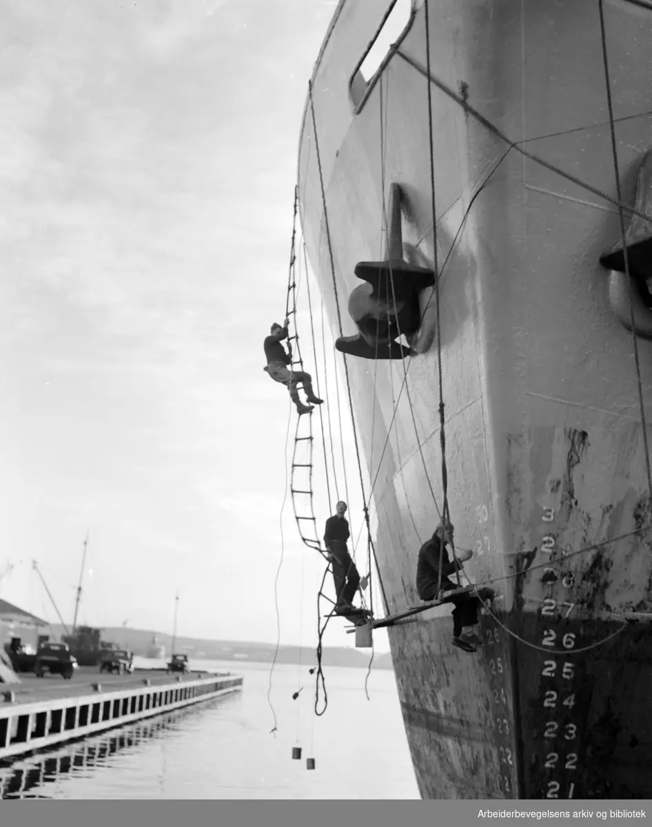 Havna. Maling av skip. Desember 1951
