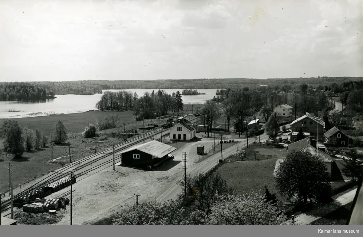 Stationsområdet i Örsjö med Örsjösjön i bakgrunden.