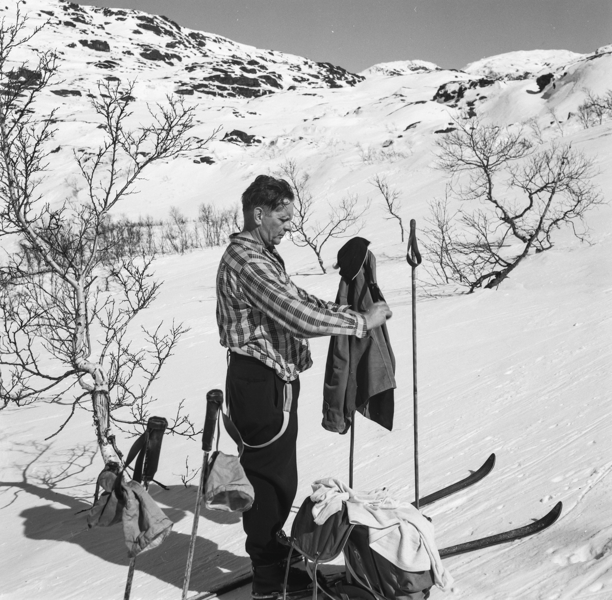 Mann med skiutstyr på fjellet