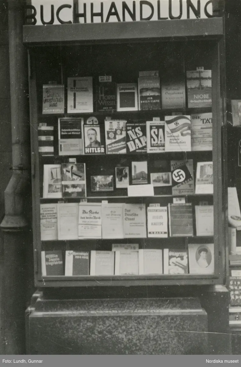 Berlin. Skyltfönstret till en bokhandel med övervägande nationalsocialistisk litteratur, bl a Adolf Hitlers "Mein Kampf"