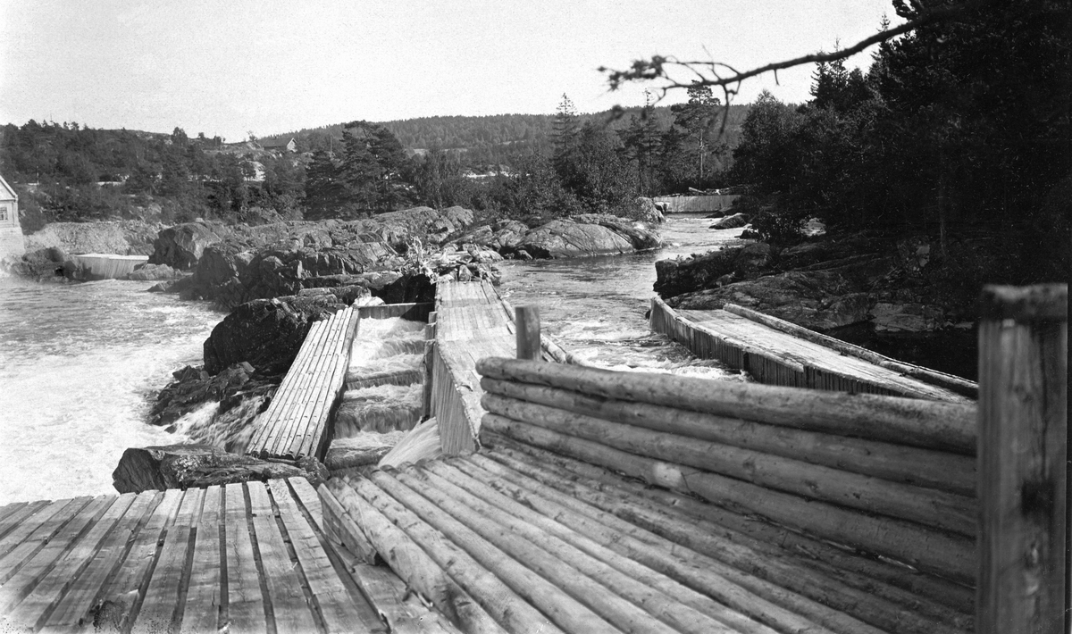 Dam, fisketrapp (laksetrapp), foss, landskap. Bildet viser laksetrapp av tømmer i Rygene foss, Nisserelva (Nidelva), i Aust-Agder.