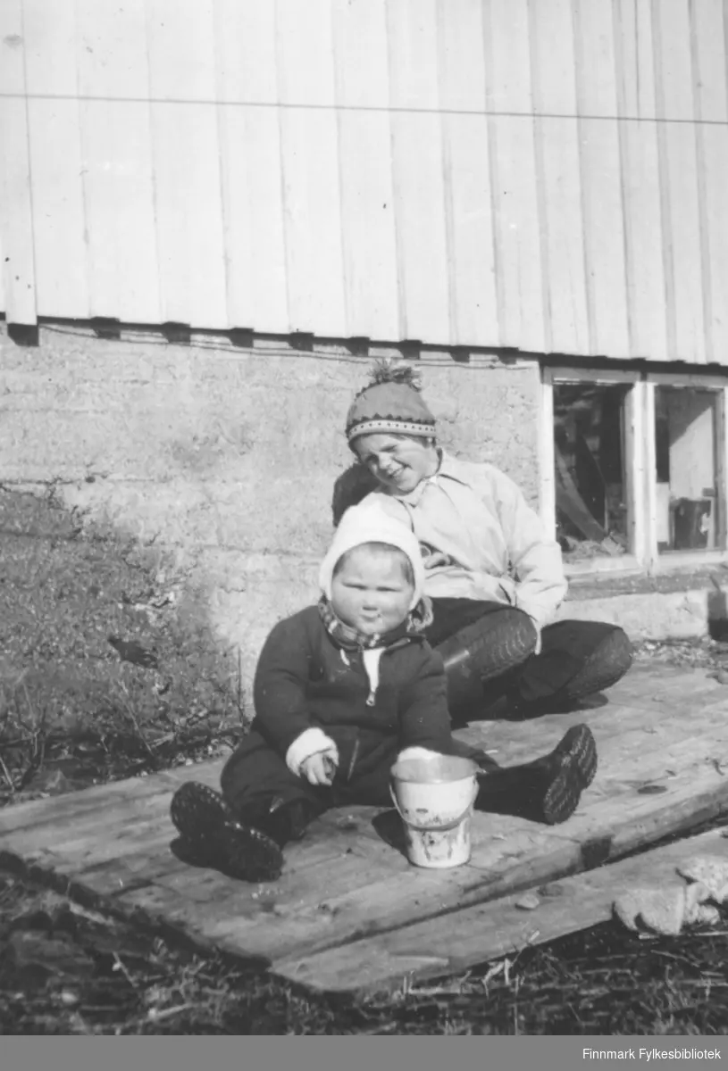 Barna fotografert utenfor hjemmet. Familiealbum tilhørende familien Klemetsen. Utlånt av Trygve Klemetsen. Periode: 1930-1960.