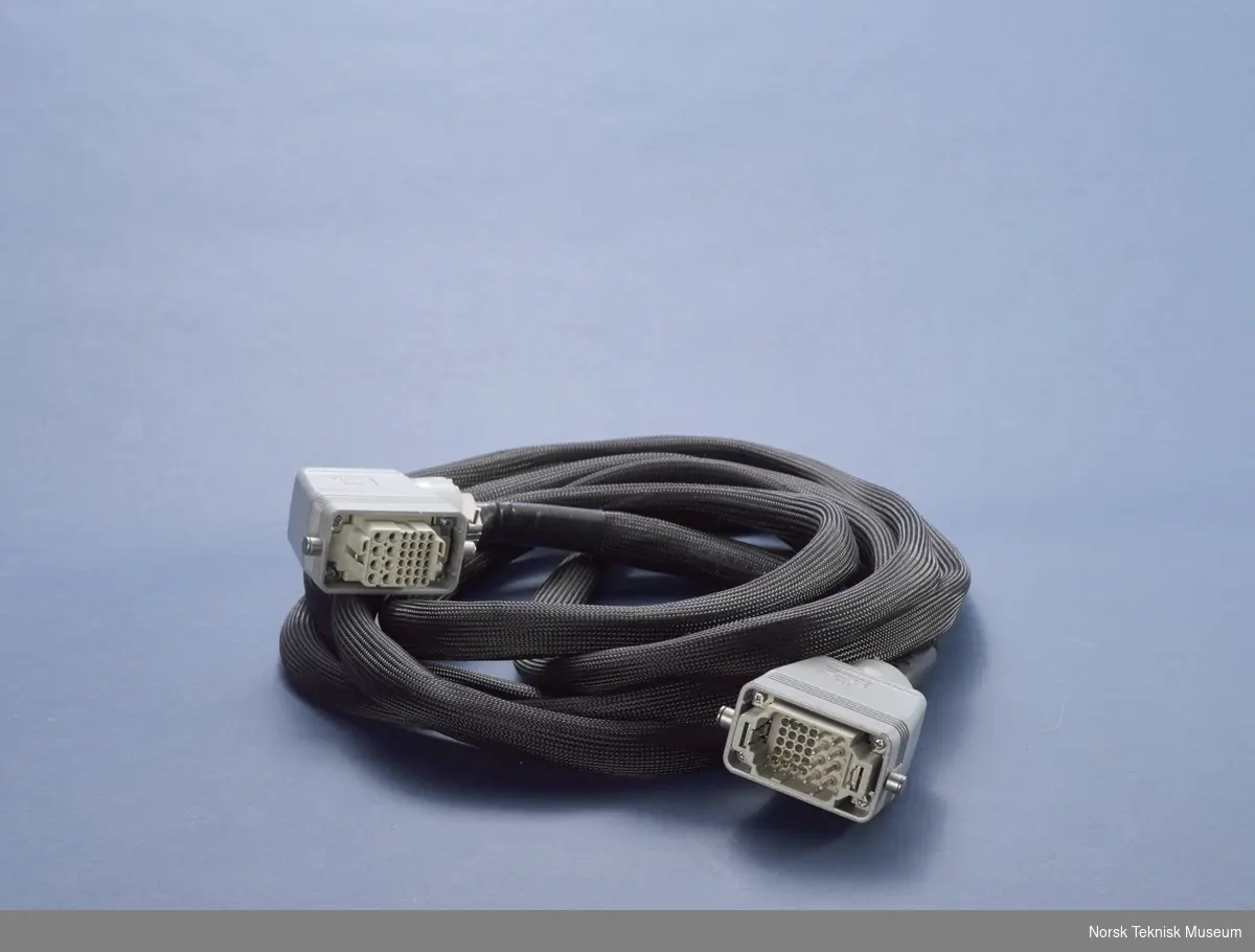 18-pins multikabel med industri-standard kontaktet hunn-hann. Fiberstrømpe rundt kabel.