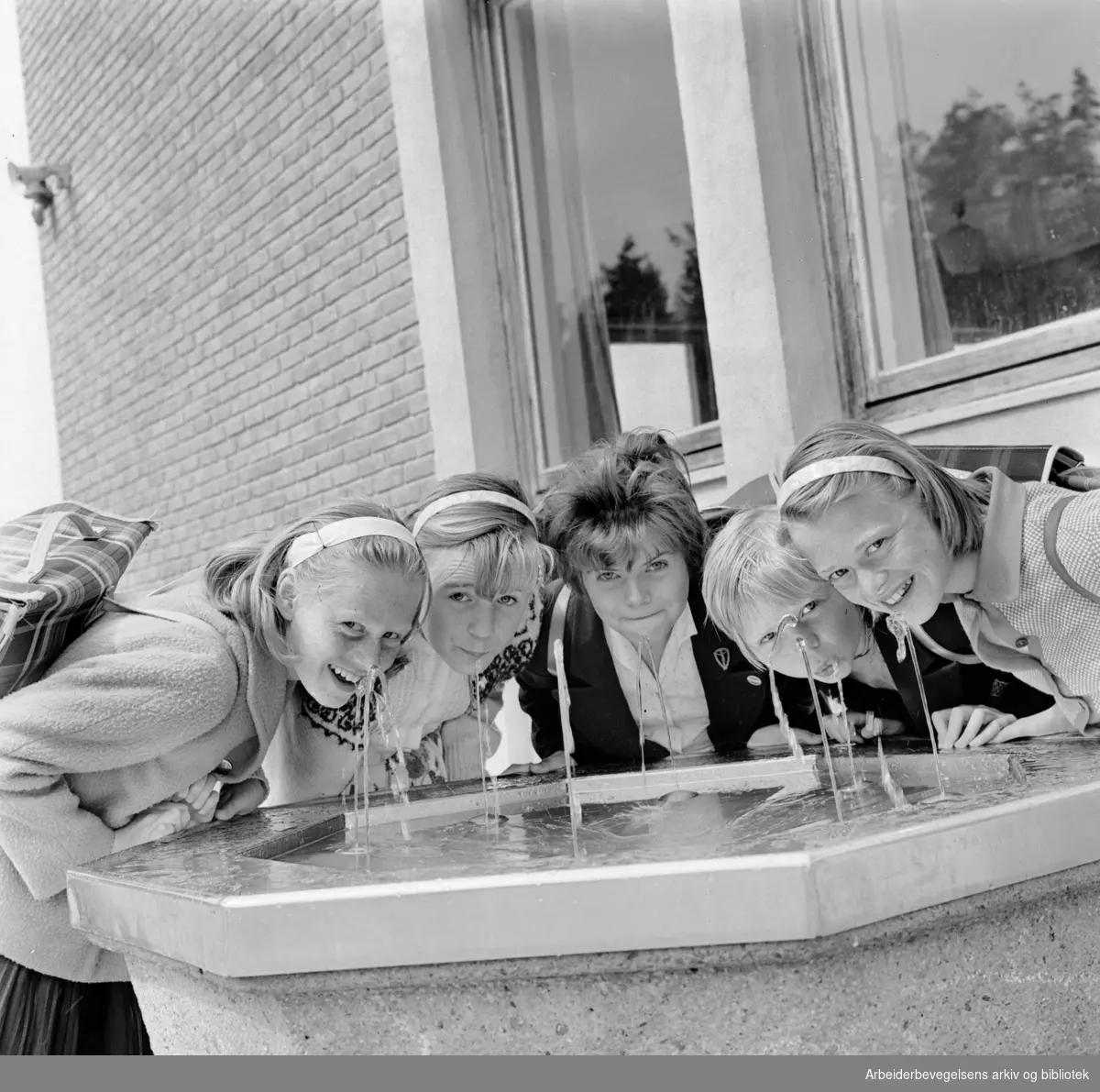 Bøler Skole. Drikkevannsfontenen. Juni 1962