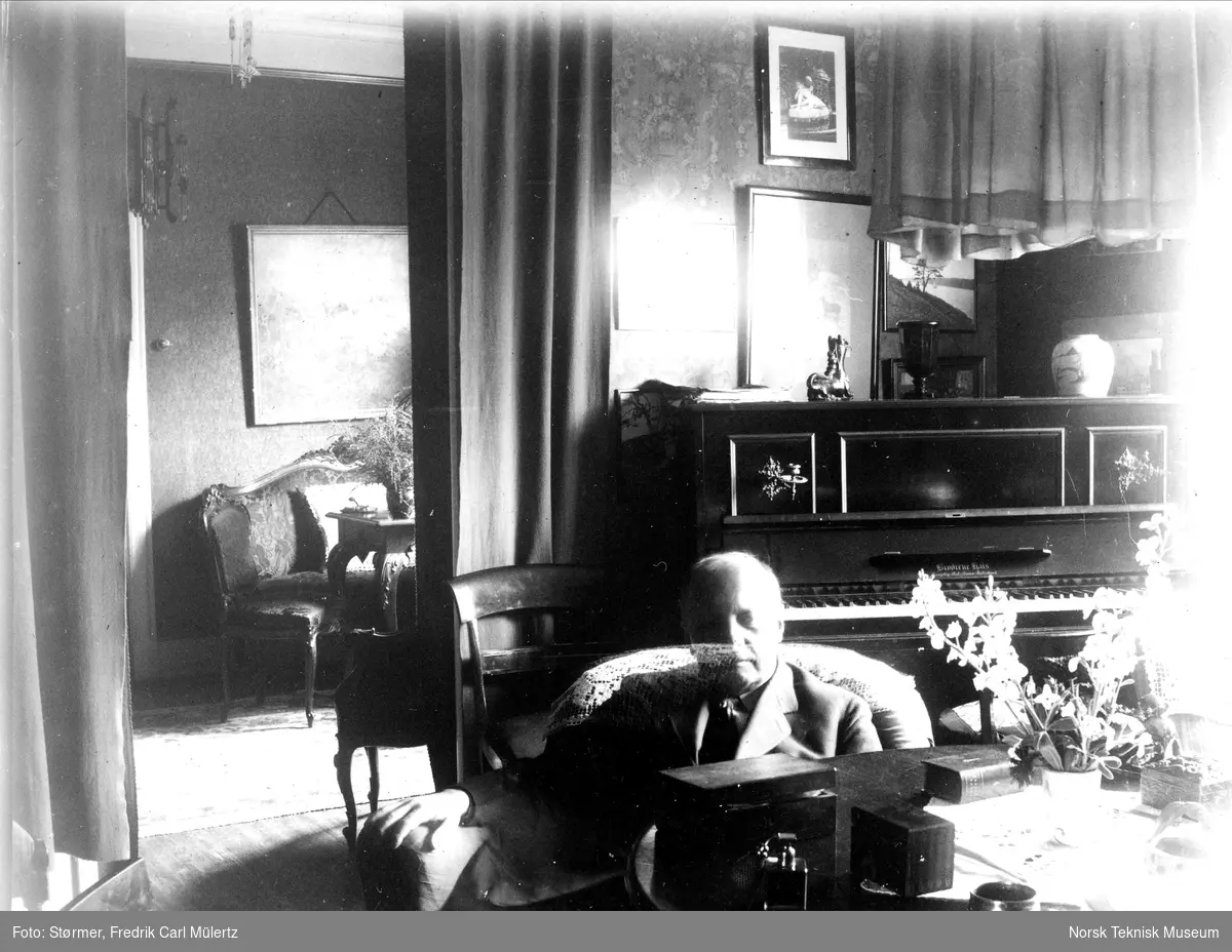 Interiør fra Carl Størmers hjem, Huk Aveny 33, 1929: Stua