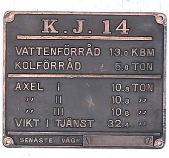 Svart tenderskylt för L3 ånglok.
KJ L3 14
Falun Nº 130
Vikt i tjänst 32,4 ton