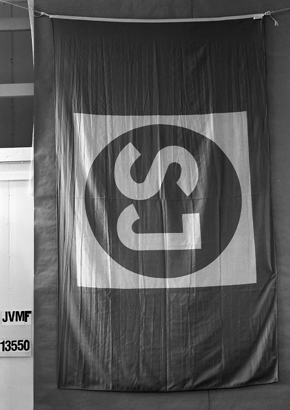 Ljusblå flagga med SJ.s logotyp.