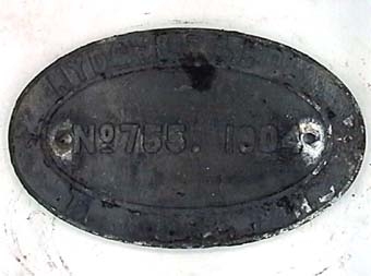 Oval skylt av svartnad mässing med text i relief.
Från ångloket VGJ 14, senare (1948) SJ S15p 3081.
NOHAB Nº 755.