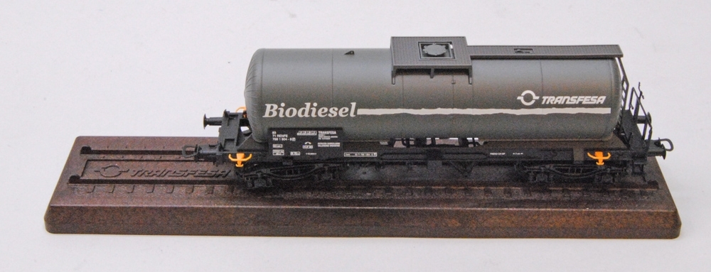Tankvagn, skala H0 (1:87), grå behållare med texten "Biodiesel" samt "TRANSFESA" i vitt på sidorna. Undertill är vagnen märkt "Electrotren". Tillhörande spår, se Jvm 21082:2.

Modell/Fabrikat/typ: Ho