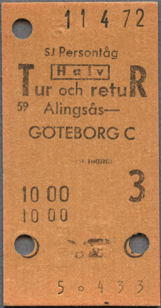 Edmonsonsk biljett av brun kartong med tryckt text i svart:
"SJ Persontåg
Halv Tur och retuR
Alingsås - GÖTEBORG C
10 00. 3". 
Biljetten har datumet 11 4 72 stämplat högst upp samt tre hål efter biljettång, varav två har stansats vid T och R, som står med en cirkel runt bokstäverna. När biljettången användes blev också "2586" och "2561" präglat på baksidan intill hålen. Biljettnumret "50433" står i nederkant. Det finns tjugofyra dubbletter med annat datum, biljettnummer och präglad text efter biljettången, i övrigt identiska med originalet.  En av dubbletterna saknar datum.