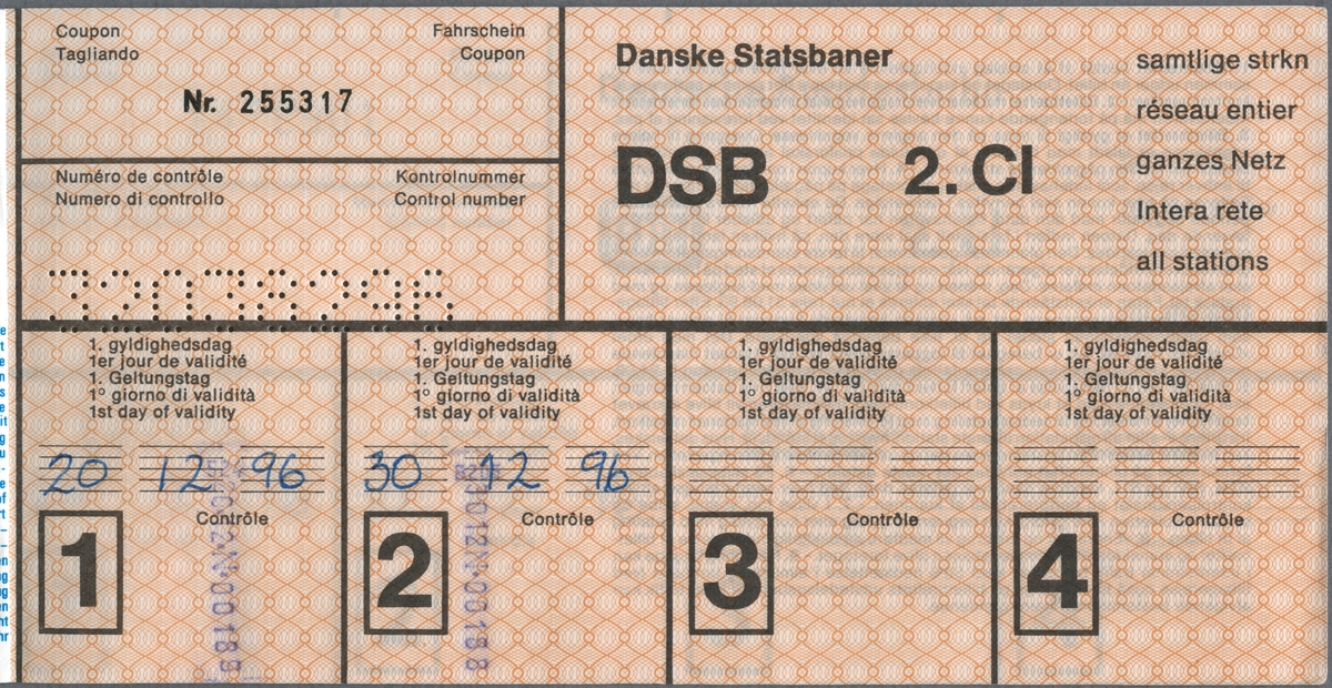 Blått och vitt ihophäftat biljetthäfte innehållande två biljetter för resor i Danmark och Tyskland där häftets framsida har tryckt text i blått:
"FIP STATENS JÄRNVÄGAR" under texten finns en ruta för kontrollnummer, där numret har blivit stansat rakt igenom häftet och biljetten. "ROBERT HERPAI" är handskrivet med kulspetspenna på blålinjerat skrivfält, datumet är stämplat i lila på den högra sidan "Sista giltighetsdag 17.03.1997" och texten "Utfärdande tjänsteställe STATENS JÄRNVÄGAR Stab Personal" står under datumet. På häftets framsida finns Statens Järnvägar, SJ's logga, vingarna med initialerna ovanför i blått samt en bild av ett ellok med vagnar. Det finns ett skrivfält för särskilda uppgifter. Den första biljetten, som är brunmönstrad med cirklar och linjer har tryckt text i svart:
"Danske Statsbaner DSB 2. Cl".
Till höger står på danska, franska, tyska, italienska och engelska att biljetten gäller på alla stationer. I nederkant är biljetten uppdelad i fyra numrerade fält med stora svarta inramade siffror från 1-4 samt linjerade skrivfält. I de två första finns de med kulspetspenna handskrivna datumen:
"20 12 96", "30 12 96", vilka är biljettens giltighetsdatum. Ovanför datumen står giltighetsdag på ovan nämnda språk. 
Den andra biljetten, som är gulmönstrad med cirklar och linjer har tryckt text i svart:
"Deutsche Bundesbahn DB 2. Cl".
Den är i övrigt identisk med föregående biljett.
Häftets insidor samt baksida har regler/bestämmelser för biljetterna på franska, tyska , danska, italienska, engelska och svenska och häftets baksida har dessutom en tabell med statsbanor i Europa och dess förkortningar.