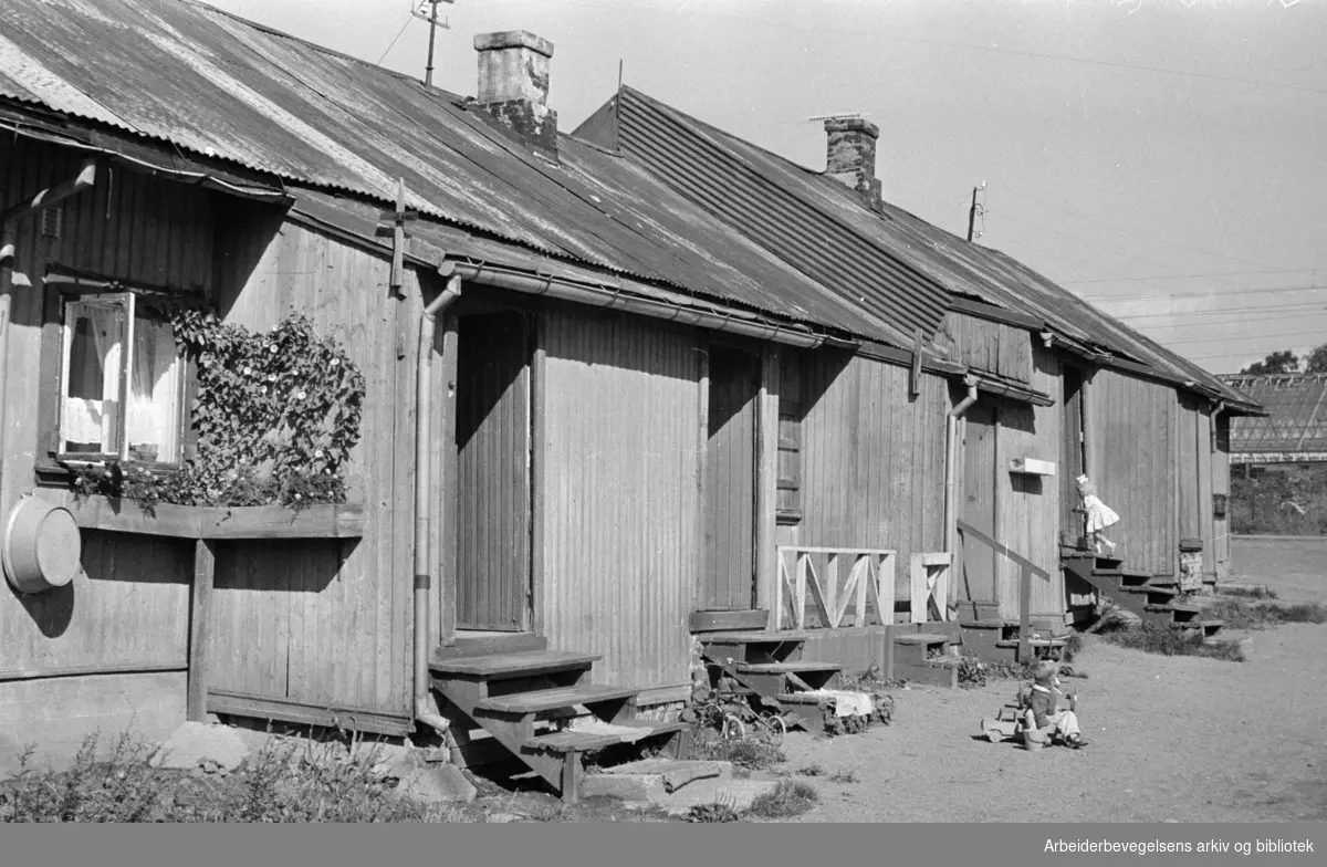 Etterstad. Brakker på Ettertad. August 1961