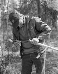 Tømmerfløter Kåre Kvernmo (1925-1998) skjefter fløterhake ve