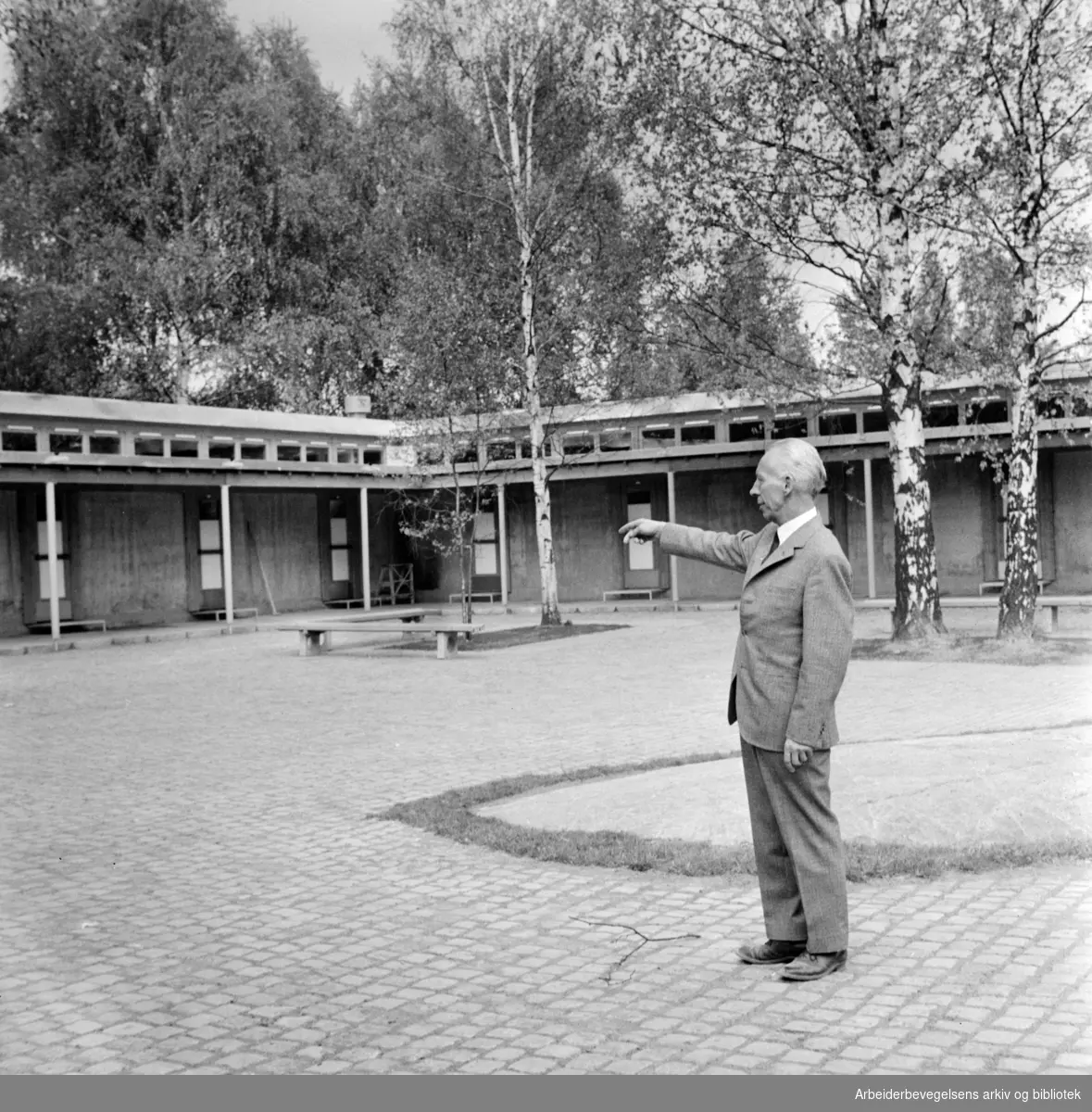 Ekeberg. Ny garderobe på Ekeberg. Formannen i park- og idrettsutvalget, Thorleif Mathisen viser fram resultatet. Mai 1968