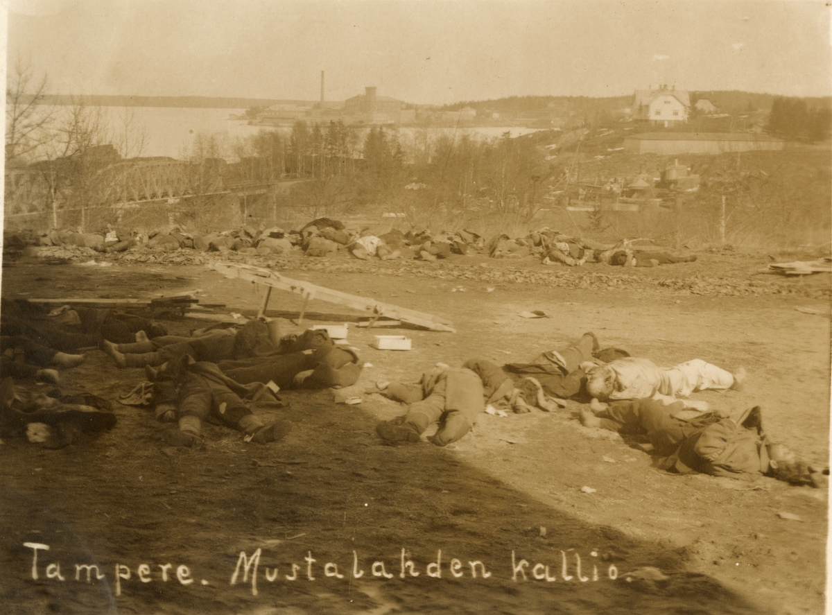 Text i fotoalbum: "Tampere. Mustalahden kallio - avrättningsplatsen".