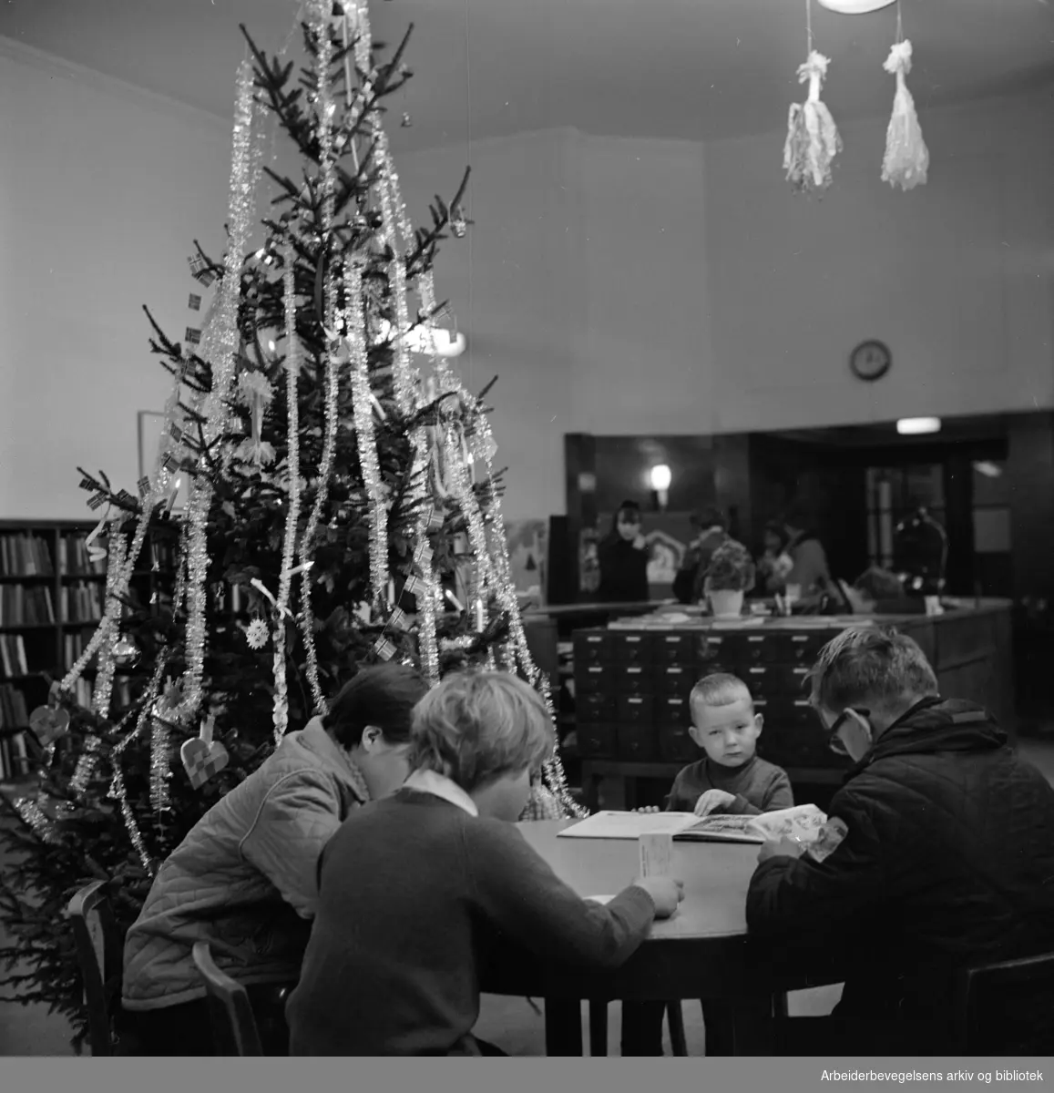 Deichmanske Bibliotek: Jul på barneavdelingen. Interiører. Desember 1966