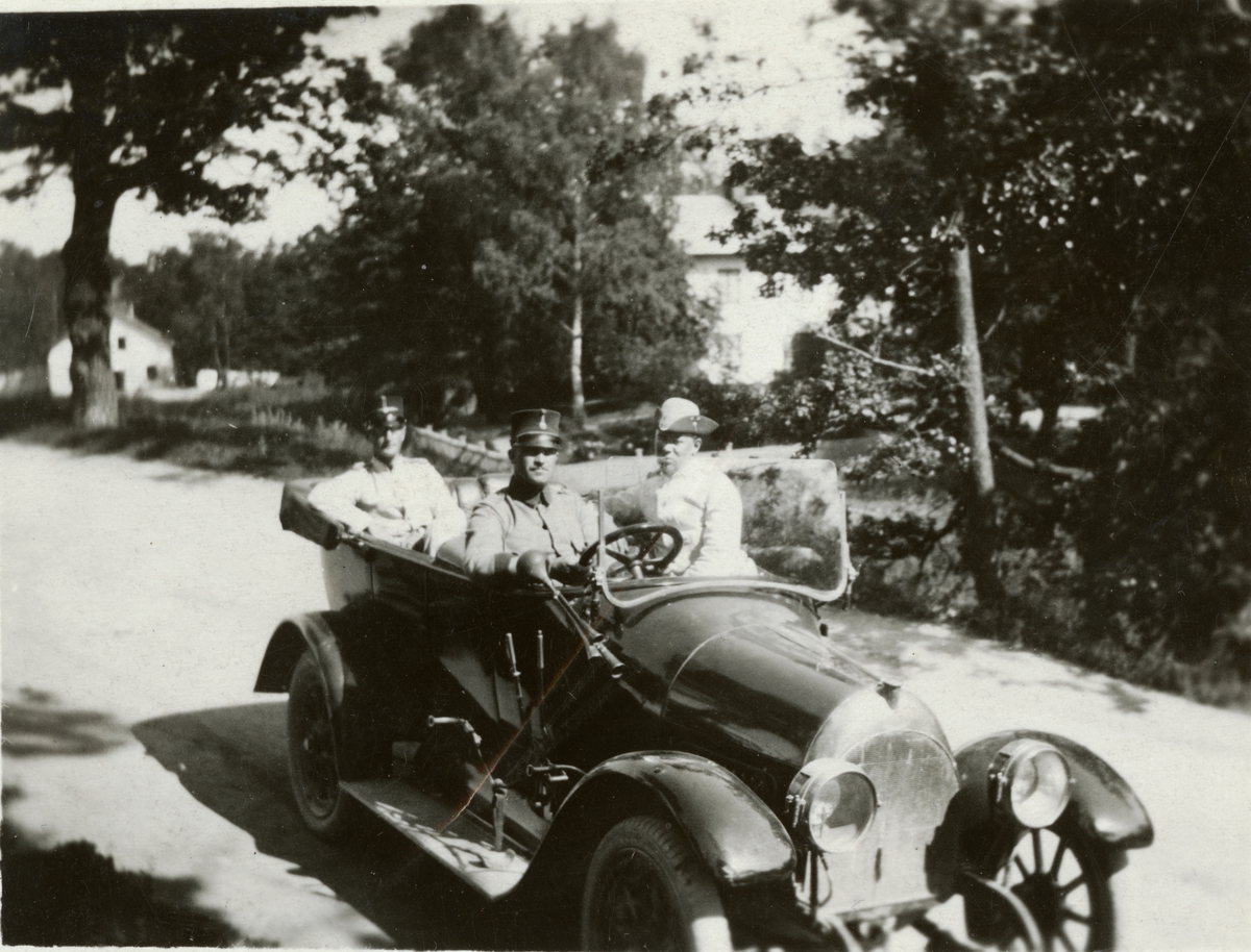 Text i fotoalbum: "Segardh, "Isak" och ego. Gustafsberg"."
Tre män i en Fiat.