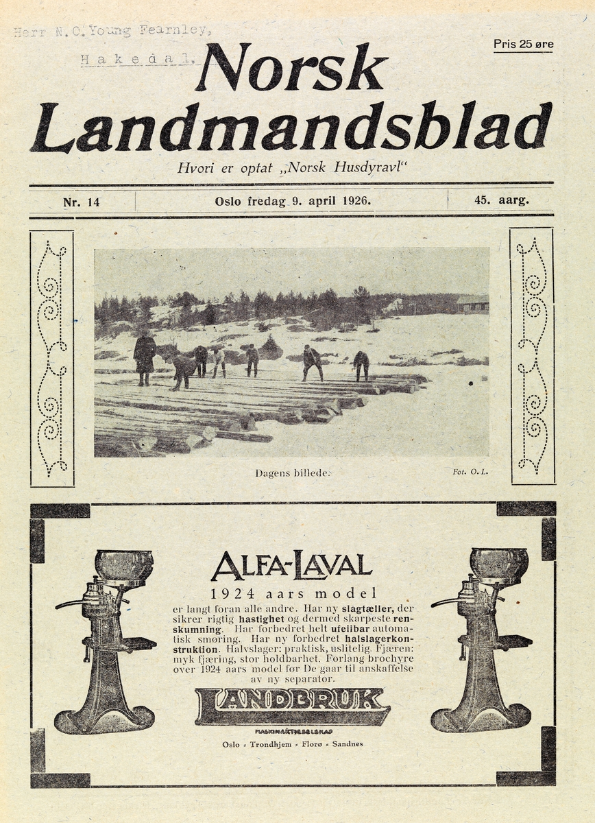 Faksimile av førstesida på «Norsk Landmandsblad» nr. 14 (utgitt 9. april) 1926.  Under publikasjonens «hode» (tittelfelt) er det montert et fotografi, som har fått tittelen «Dagens billede.»  Fotografiet er tatt på ei åpen snødekt flate, antakelig et islagt fløtingsvassdrag.  Vi ser en frakkekledd tømmermåler (til venstre) og seks «påslagere», som påfører nymålte tømmerstokker kjøpernes merkesymboler ved hjelp av merkeøkser.  Til venstre i bakgrunnen ser vi et bergrikt lende med spredt buskvegetasjon, til høyre bebyggelse omgitt av snødekte jorder. Fotografiet er tatt av signaturen «O.L.», Ole Hansen Løken (1860-1924) - jfr. fotografiet HHB-02141 i Domkirkeoddens samling. Løken var gardbruker på eiendommen Østre Løken i Ringsaker og tømmermerker i sine hjemtrakter.  Under fotografiet er det ei rektangulær ramme med reklame for 1924-modellen av Alfa-Lavals separator for mjølkeprodukter.  Annonsen består av to grafiske bilder av sepratoren med en mellomliggende tekst:  «ALFA-LAVAL 1924 aars model er langt foran alle andre.  Har ny slagtæller, der sikrer riktig hastighet og dermed skarpeste renskumming.  Har forbedret helt ufeilbar automatisk smøring.  Har ny forbedret halslagerkonstruktion.  Halvslager: praktisk, uslitelig.  Fjæren: myk fjæring, stor holdbarhet.  Forlang brochyre over 1924 aars model før De gaar til anskaffelse av ny separator.»  Annonsen ble innrykket av firmaet «Landbruk Nasjonalaktieselskap», som hadde utsalg i Oslo, Trondheim, Florø og Sandnes.  Norsk Landmandsblad var et fagtidsskrift for jord- og skogbrukere, som ble utgitt første gang i 1882.  I 1935 ble Landmandsbladet slått sammen med «Ukeskrift for Landbruk og Pelsdyravl» og fikk nytt navn, «Norsk Landbruk».