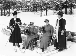 Fire unge skiløperkvinner, fotografert mens de kvilte ved ei