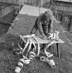 August Herstadhagen (1886-1977) fra Elverum forbereder demon