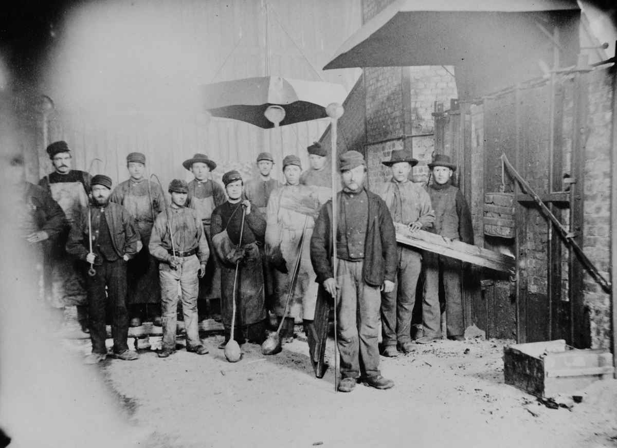 Arbeidere ved raffineringsovnen nederst i smeltehytta på Røros i 1890-åra