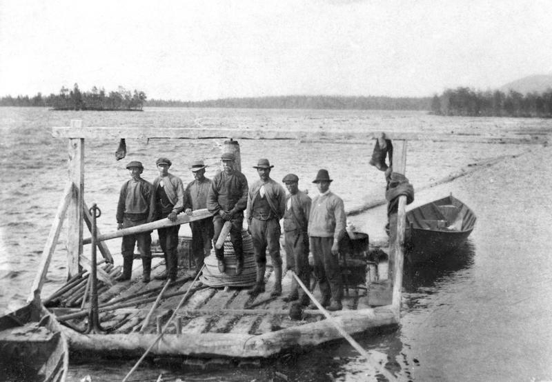 Historisk bilde av fløting, viser menn på en spillflåte på Isteren ca 1920