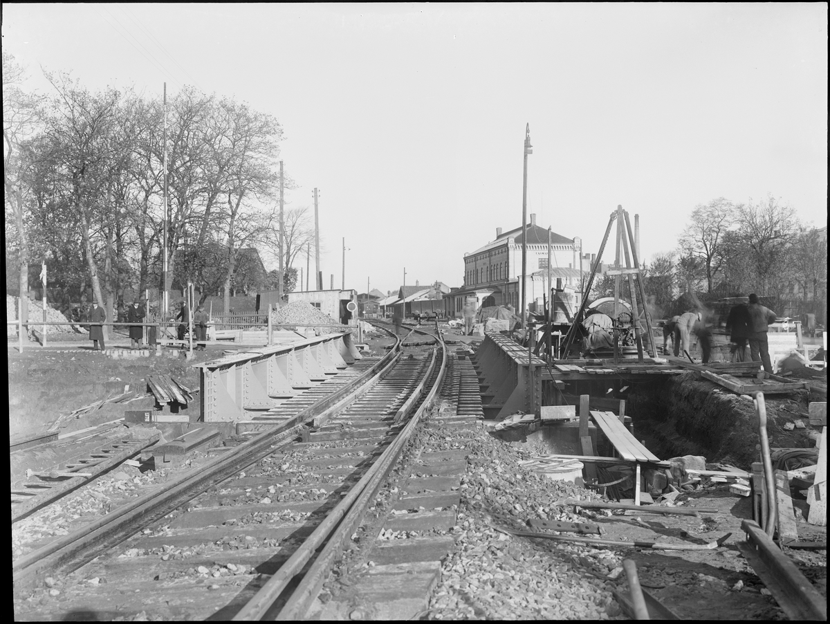 Vid byggnationen av vägporten över Trollebergsvägen i Lund, 1931. Uppspåret färdigställt och färdigt för att tas i bruk.
I bakgrunden syns Lund centralstation.
