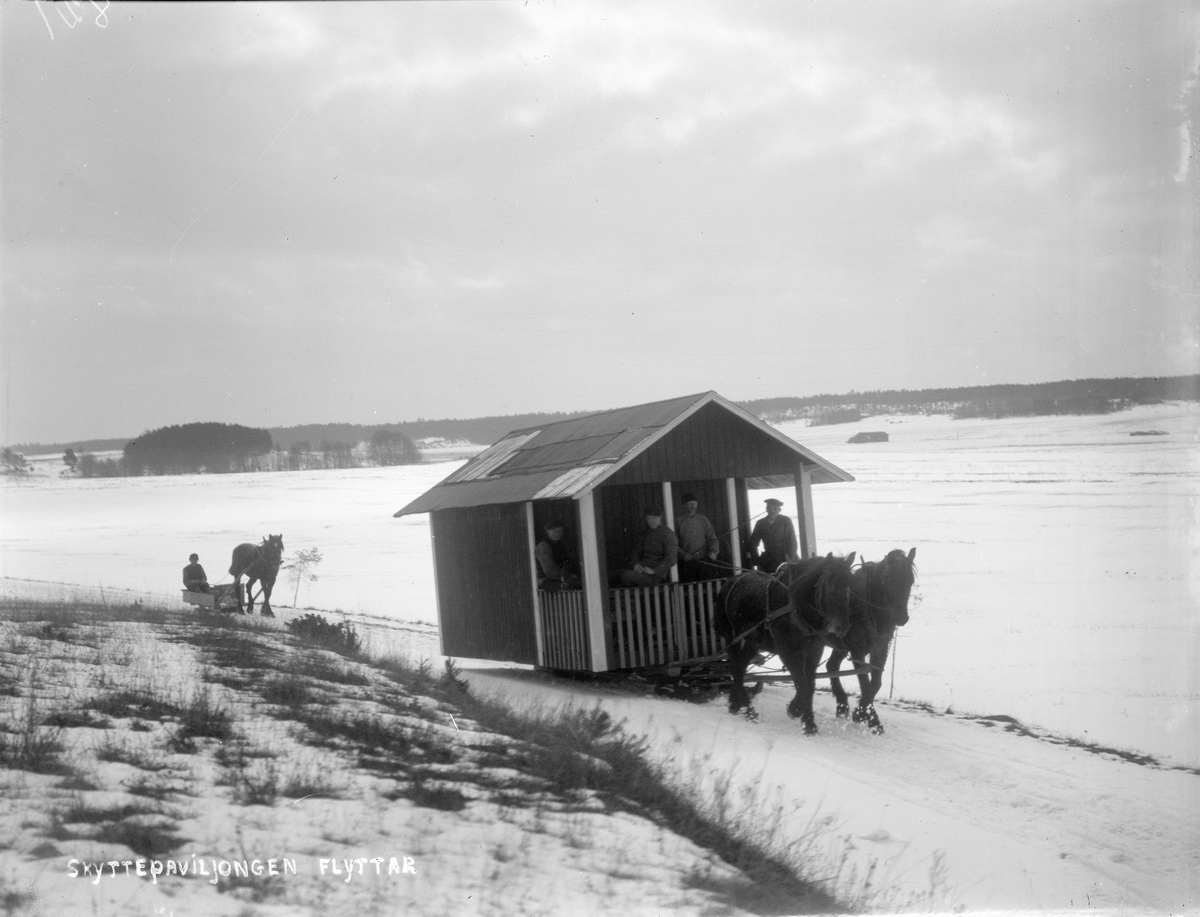Flytt av skyttepaviljong över isen med hästtransport, Uppland