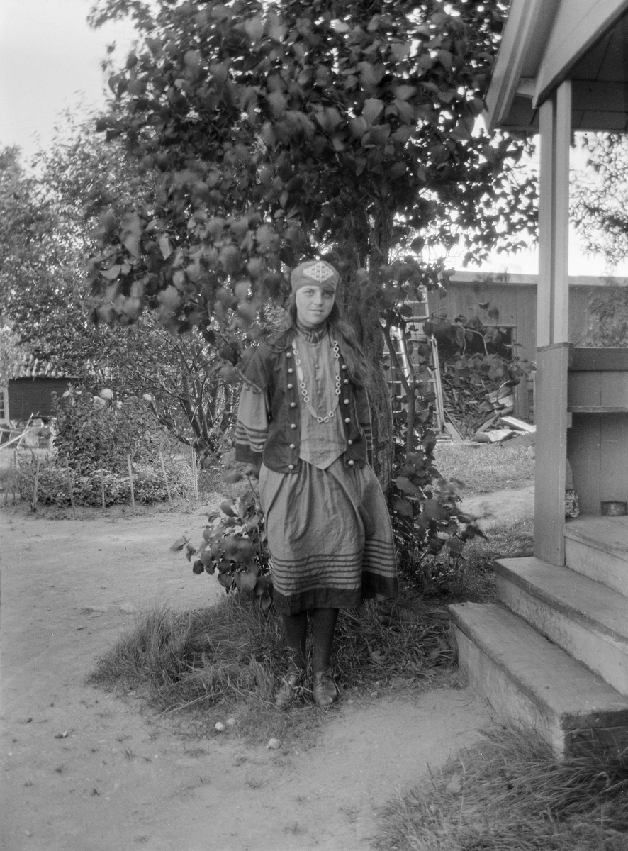 Stina Hjort klädd i maskeraddräkt, Sävasta, Altuna socken, Uppland 1926