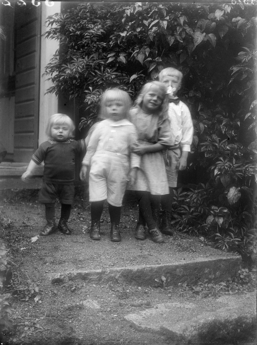 "Hugo Ljungs fyra barn på trappan", Torstunaby, Torstuna socken, Uppland 1923