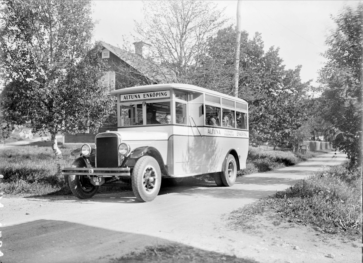 "Nya Altunabussen rymmer 20 personer" - nya bussen mellan Altuna och Enköping på första resan, landsvägen vid Sävasta, Altuna socken, Uppland 14 juni 1930